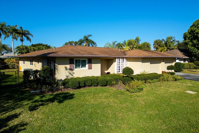 single story home with a front lawn