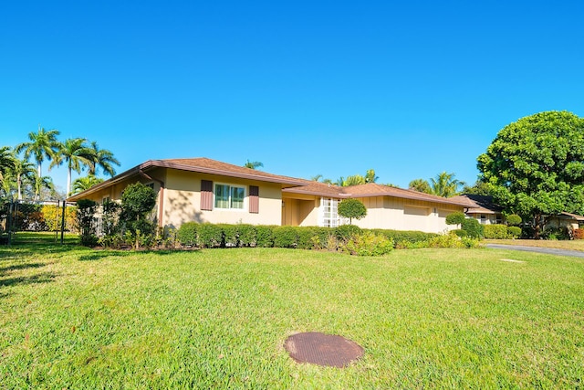 view of front of house featuring a front lawn