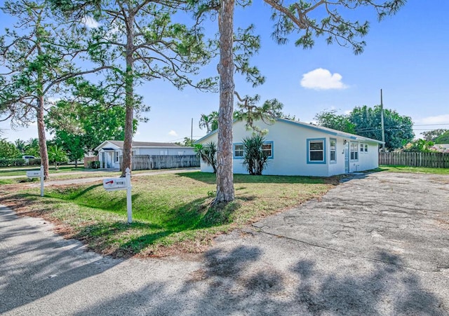 view of front of property featuring a front yard