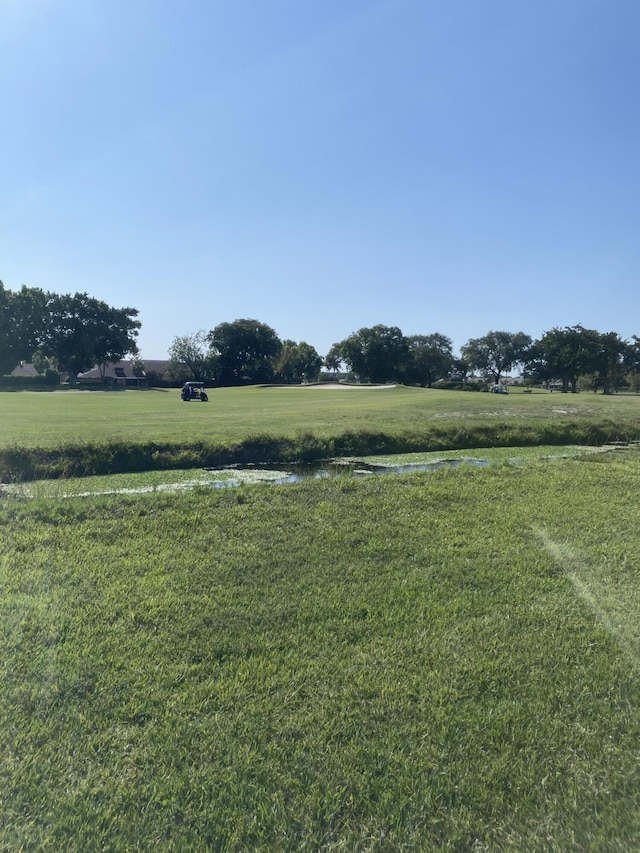 view of yard featuring a rural view