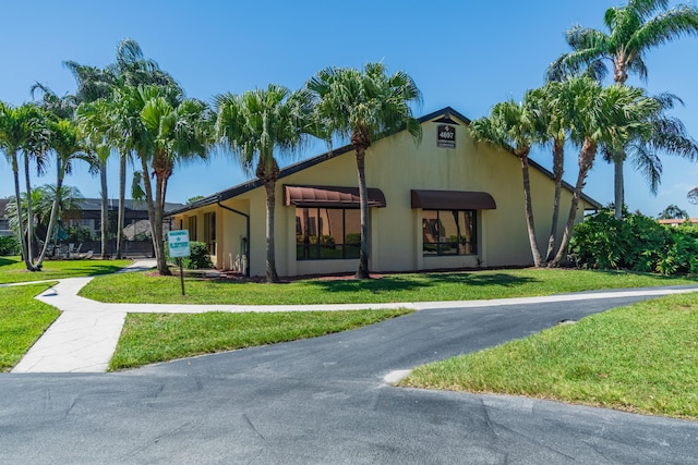 view of front facade featuring a front lawn and stucco siding