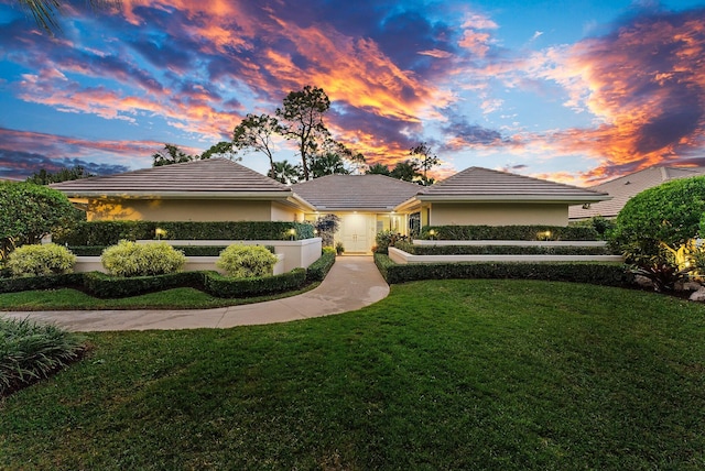 prairie-style home featuring a lawn