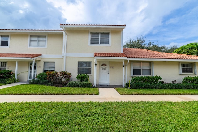 view of front facade with a front yard