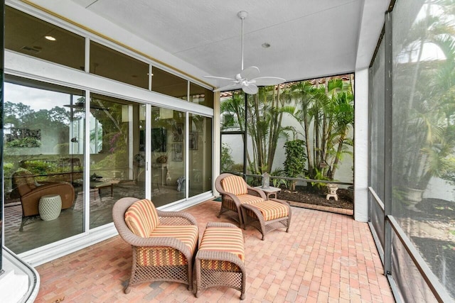 sunroom with ceiling fan