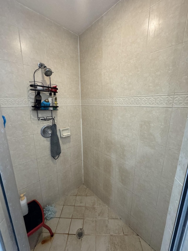 bathroom featuring tiled shower