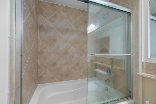 bathroom with combined bath / shower with glass door