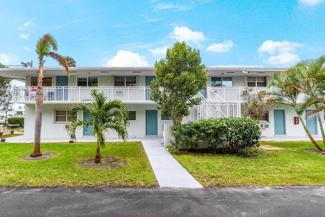 view of front of property featuring a front yard