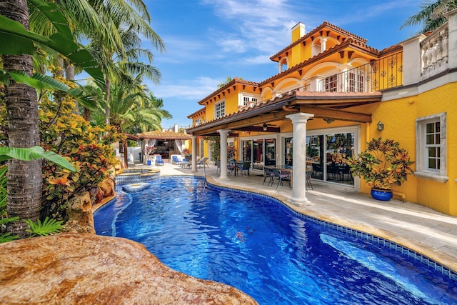 view of swimming pool featuring an in ground hot tub, ceiling fan, and a patio area