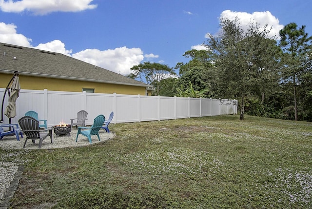 view of yard featuring a fire pit