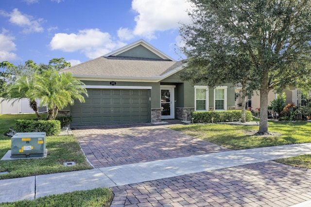 view of front of home featuring a front yard and a garage