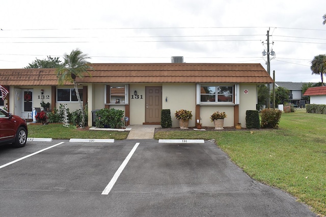 ranch-style house featuring a front lawn