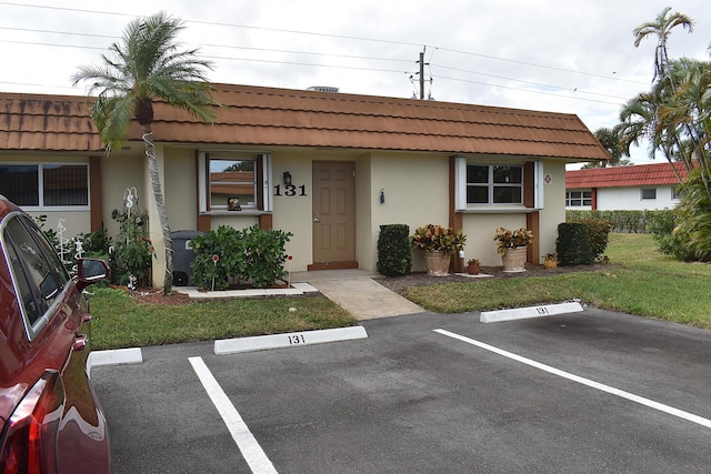 view of front of property featuring a front yard