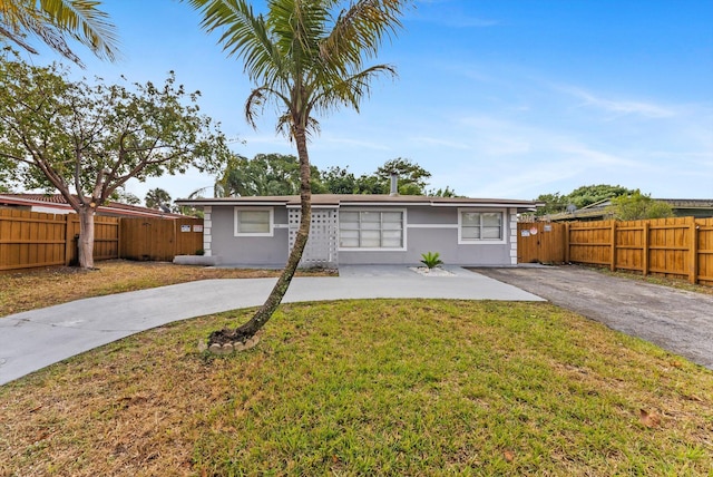 single story home with a front lawn