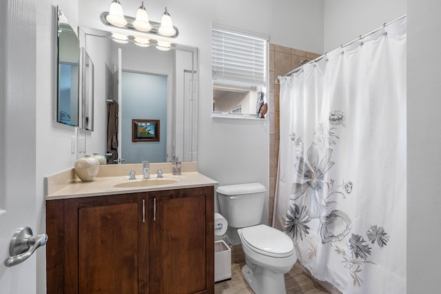 bathroom featuring vanity, an inviting chandelier, a shower with shower curtain, and toilet