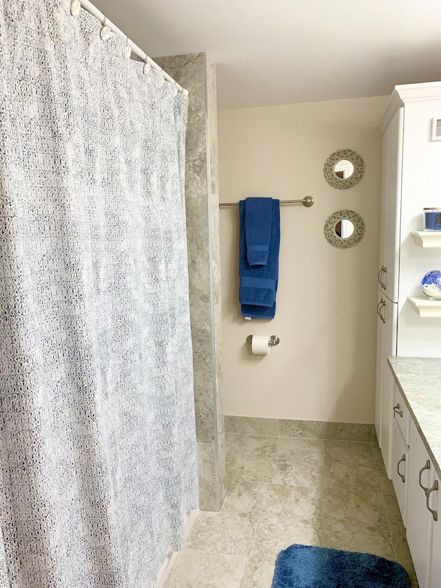 bathroom featuring a shower with curtain and vanity