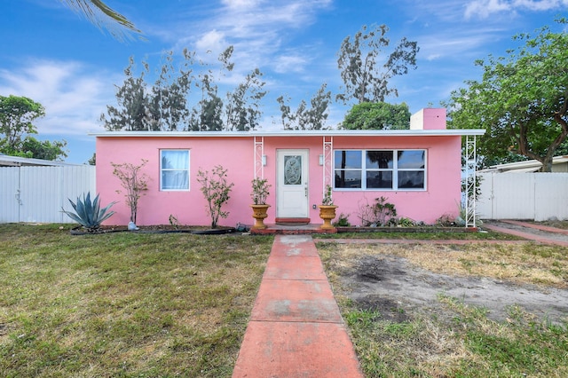 view of front of property with a front yard