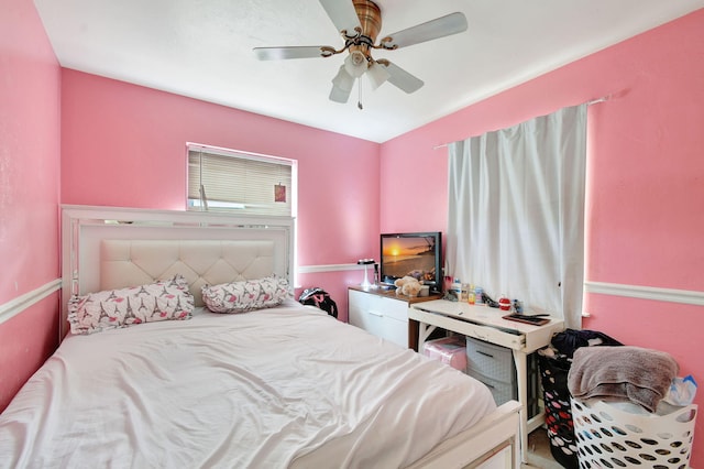 bedroom featuring ceiling fan