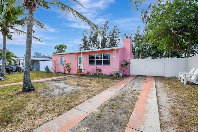 bungalow-style home featuring a front lawn