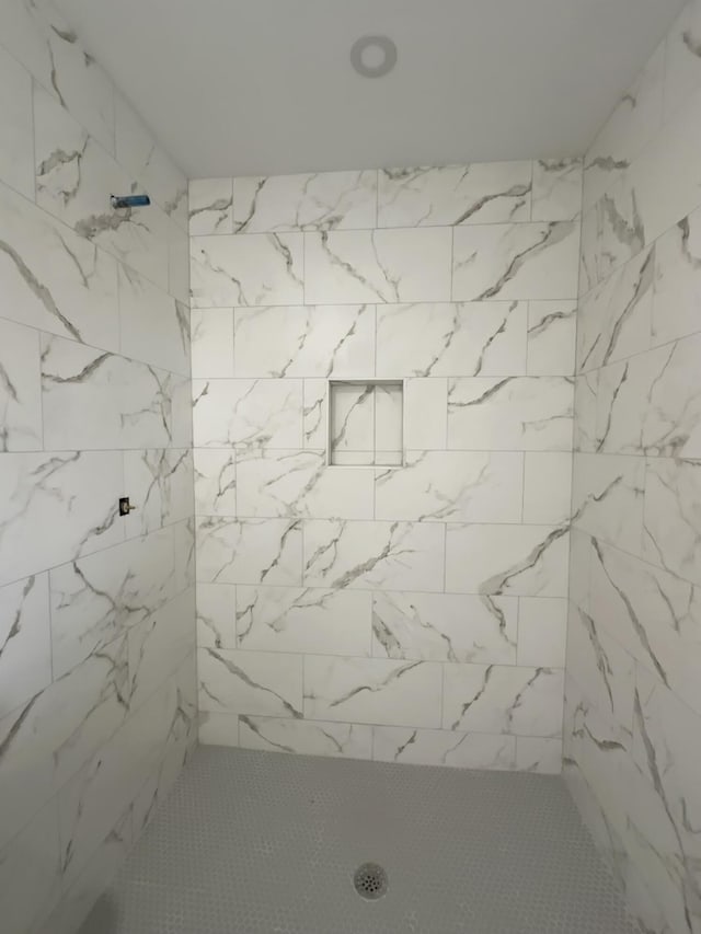 bathroom featuring a tile shower