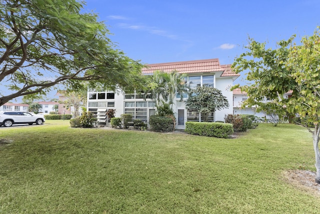 view of front facade with a front yard