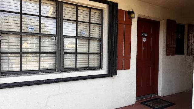 property entrance featuring stucco siding