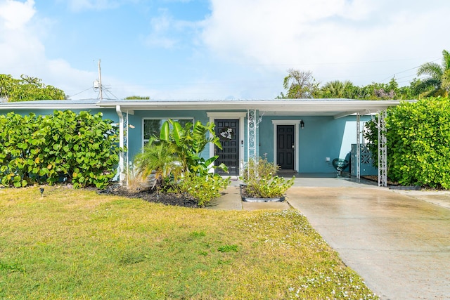 single story home featuring a front lawn