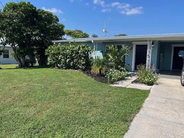 view of front of home featuring a front yard