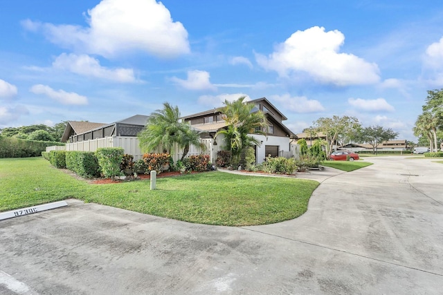 view of front of property featuring a front lawn