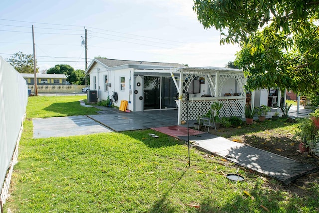 manufactured / mobile home with a pergola and a front lawn