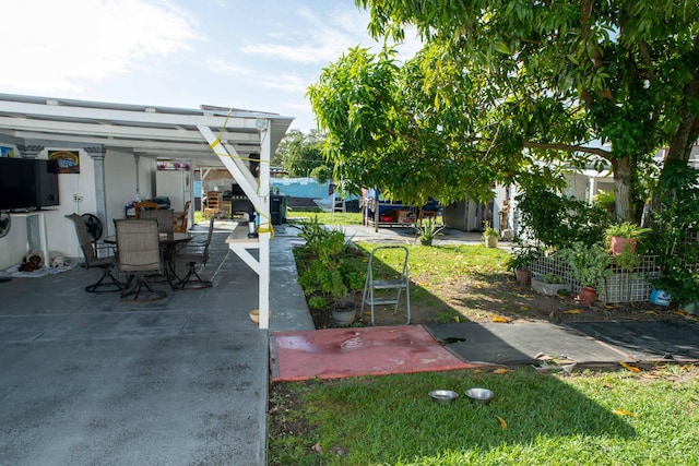 view of yard featuring a patio and a pergola