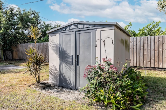 view of outdoor structure with a yard