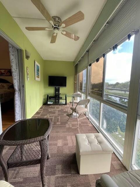 sunroom with ceiling fan