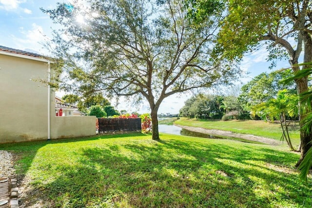 view of yard featuring a water view