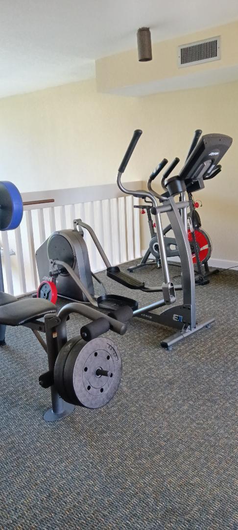 workout area featuring visible vents and baseboards