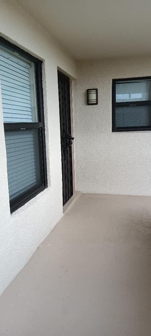 view of exterior entry featuring stucco siding