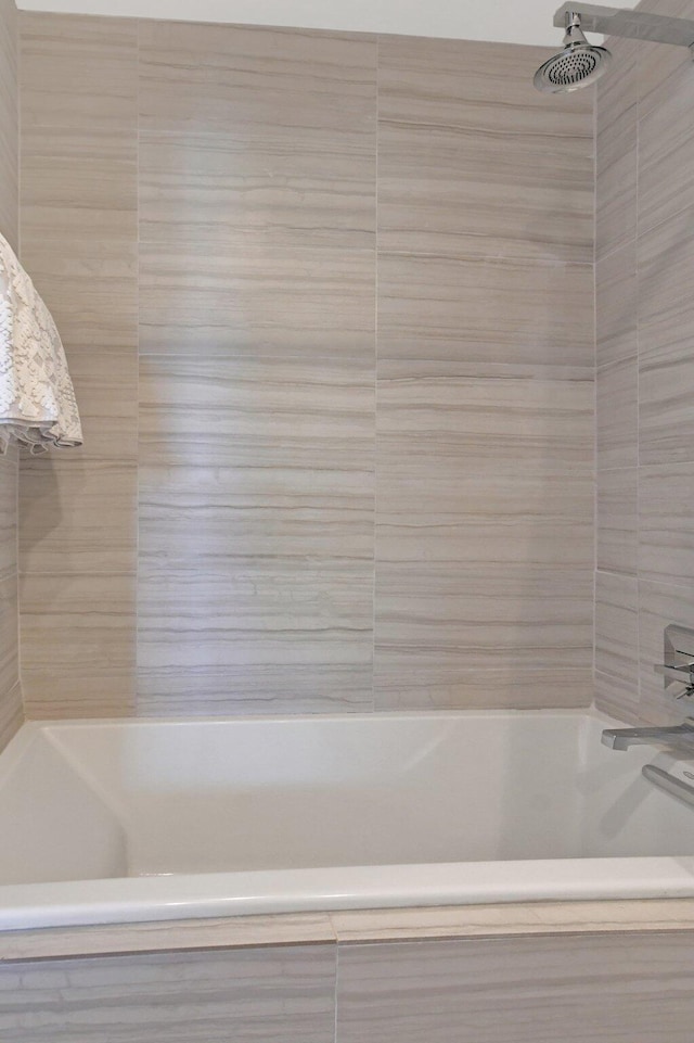 bathroom featuring tiled shower / bath combo