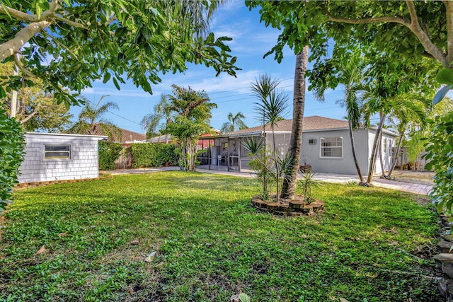 view of yard featuring a patio