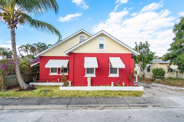 view of front of house featuring a front lawn