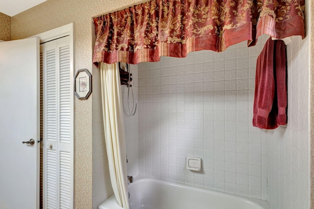 bathroom with shower / tub combo