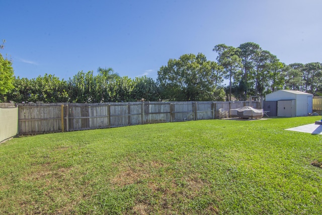 view of yard featuring a shed