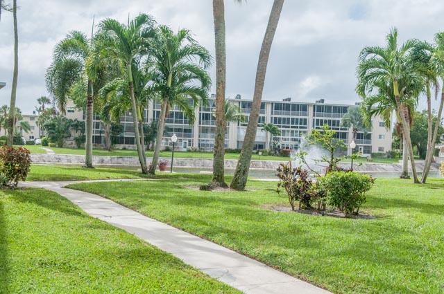 view of property's community featuring a lawn