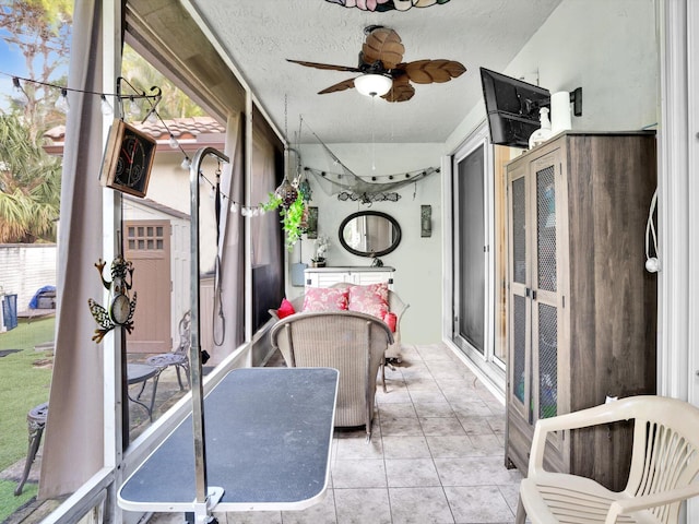 sunroom with ceiling fan