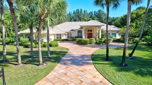 view of front facade featuring a front lawn