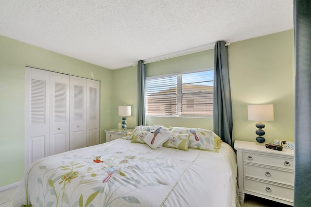 bedroom with a textured ceiling and a closet