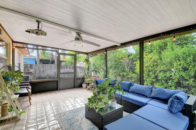 sunroom with ceiling fan