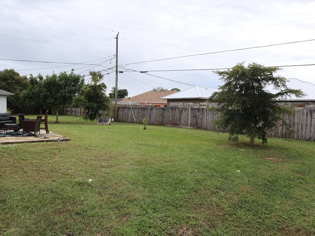 view of yard featuring a patio