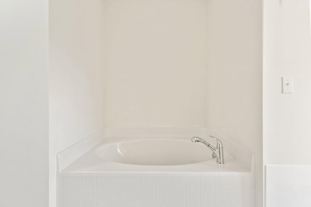 bathroom with tiled tub