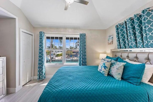 bedroom with ceiling fan, a closet, and vaulted ceiling