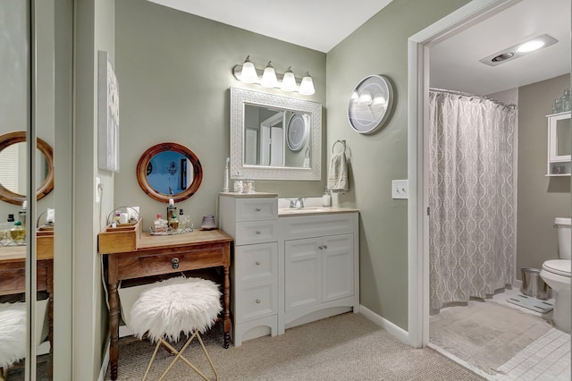 bathroom featuring a shower with shower curtain, vanity, and toilet