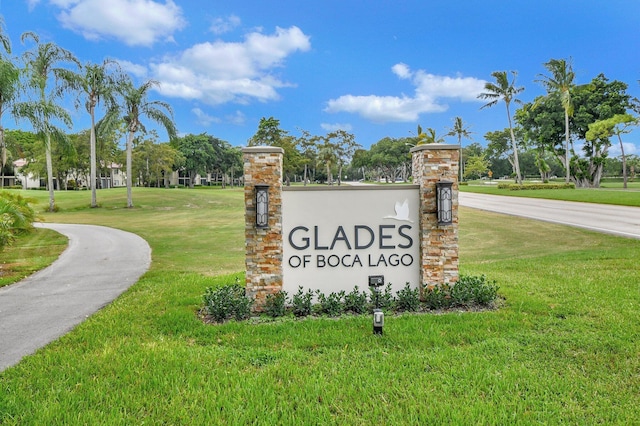 community / neighborhood sign featuring a lawn